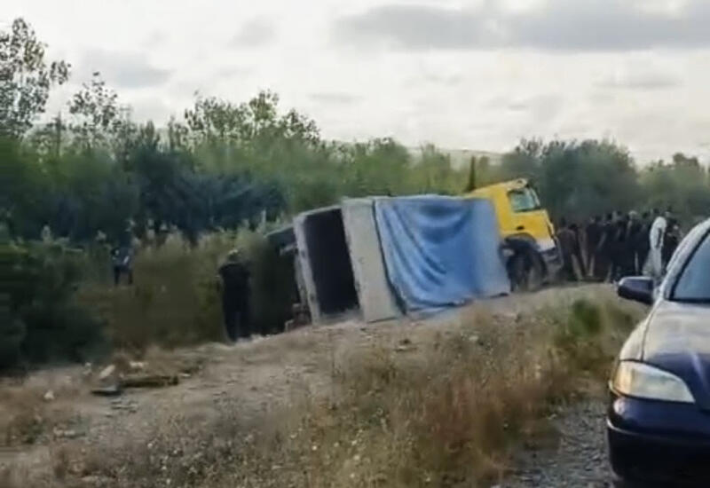 Siyəzəndə yük avtomobili qəza törədərək aşıb