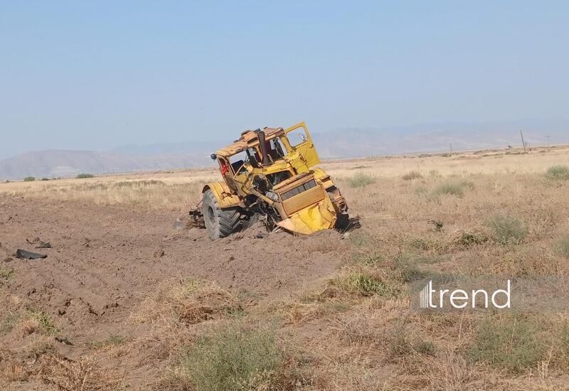 Laçında traktor minaya düşüb