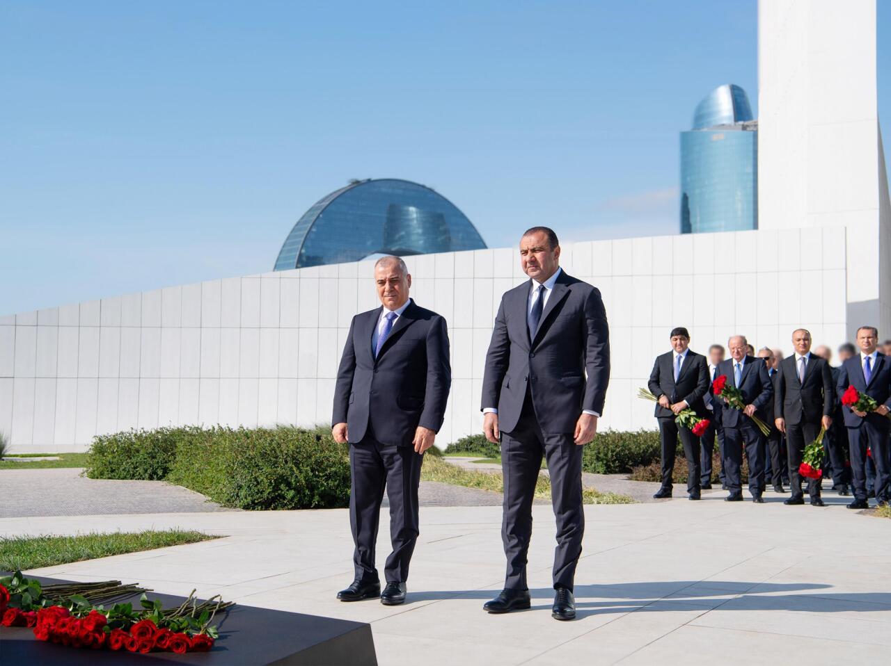 Dövlət Təhlükəsizliyi Xidmətinin və Xarici Kəşfiyyat Xidmətinin rəhbərləri Zəfər parkını ziyarət ediblər