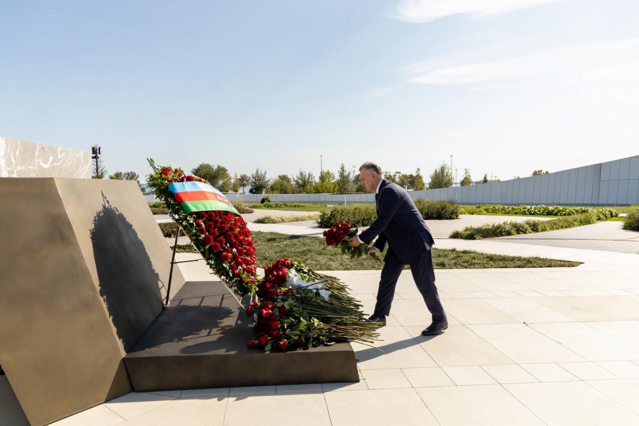 Səhiyyə Nazirliyinin rəhbərliyi və kollektivi Zəfər parkını ziyarət edib
