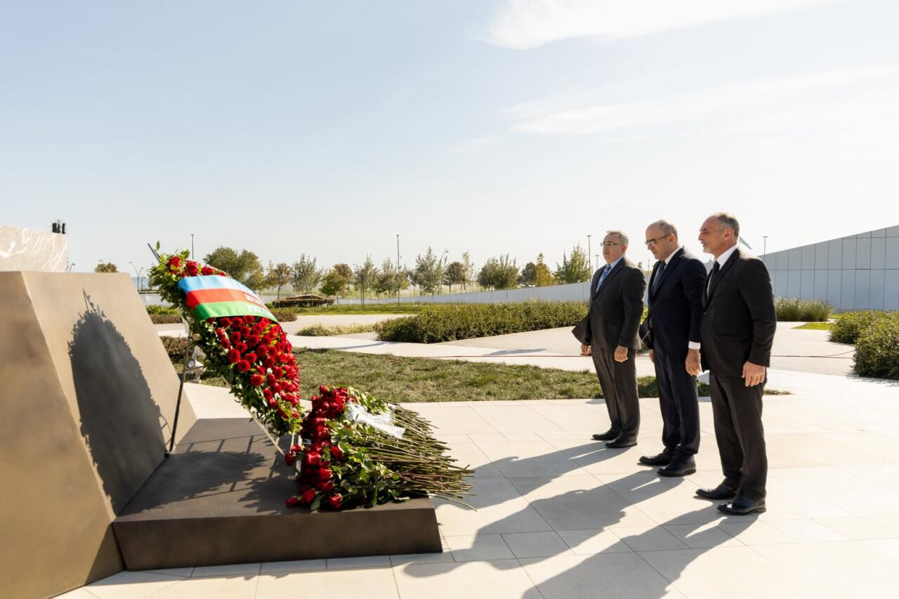 Səhiyyə Nazirliyinin rəhbərliyi və kollektivi Zəfər parkını ziyarət edib