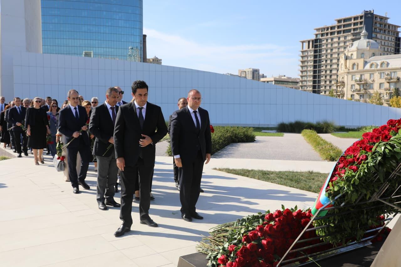 Səhiyyə Nazirliyinin rəhbərliyi və kollektivi Zəfər parkını ziyarət edib