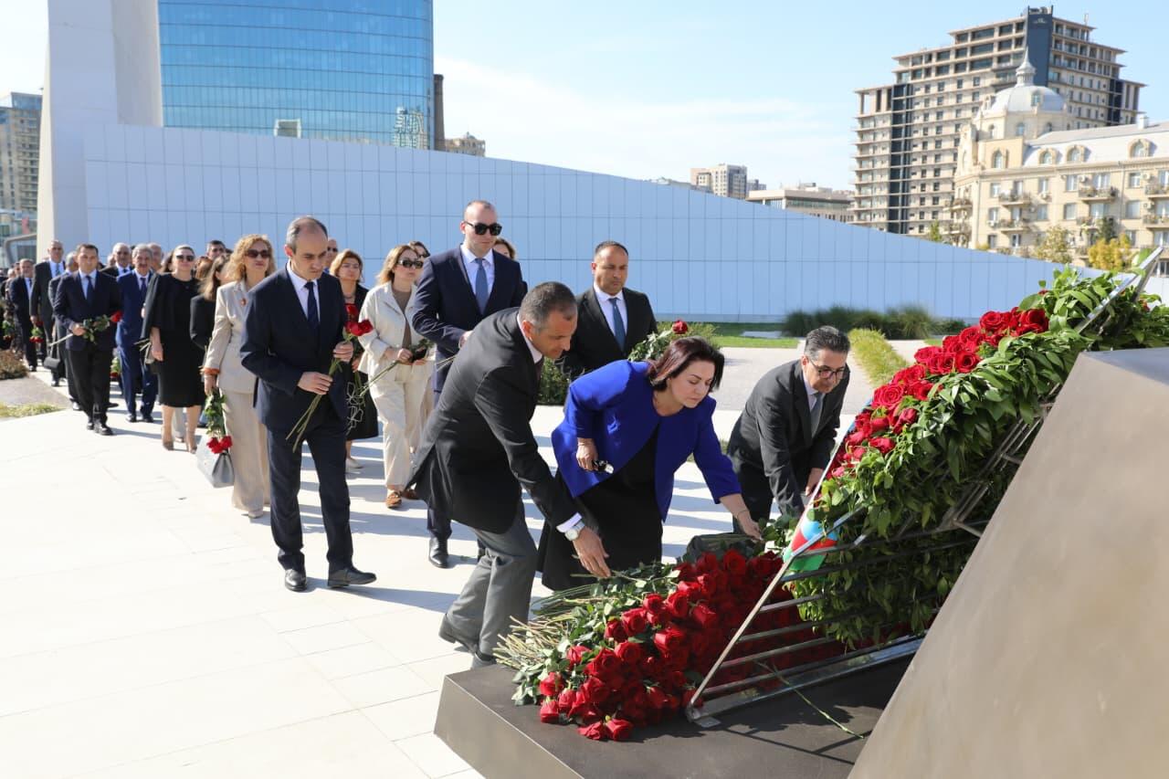 Səhiyyə Nazirliyinin rəhbərliyi və kollektivi Zəfər parkını ziyarət edib