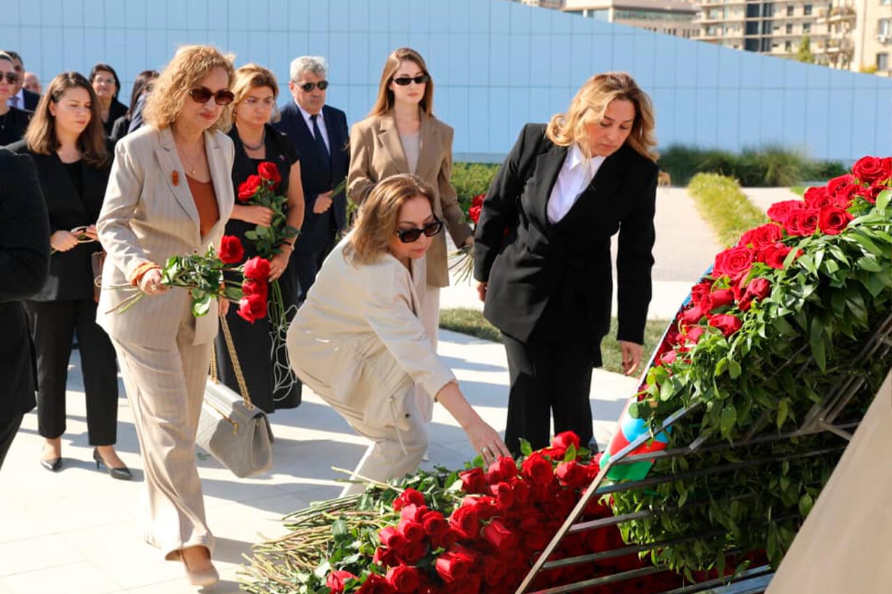 Səhiyyə Nazirliyinin rəhbərliyi və kollektivi Zəfər parkını ziyarət edib