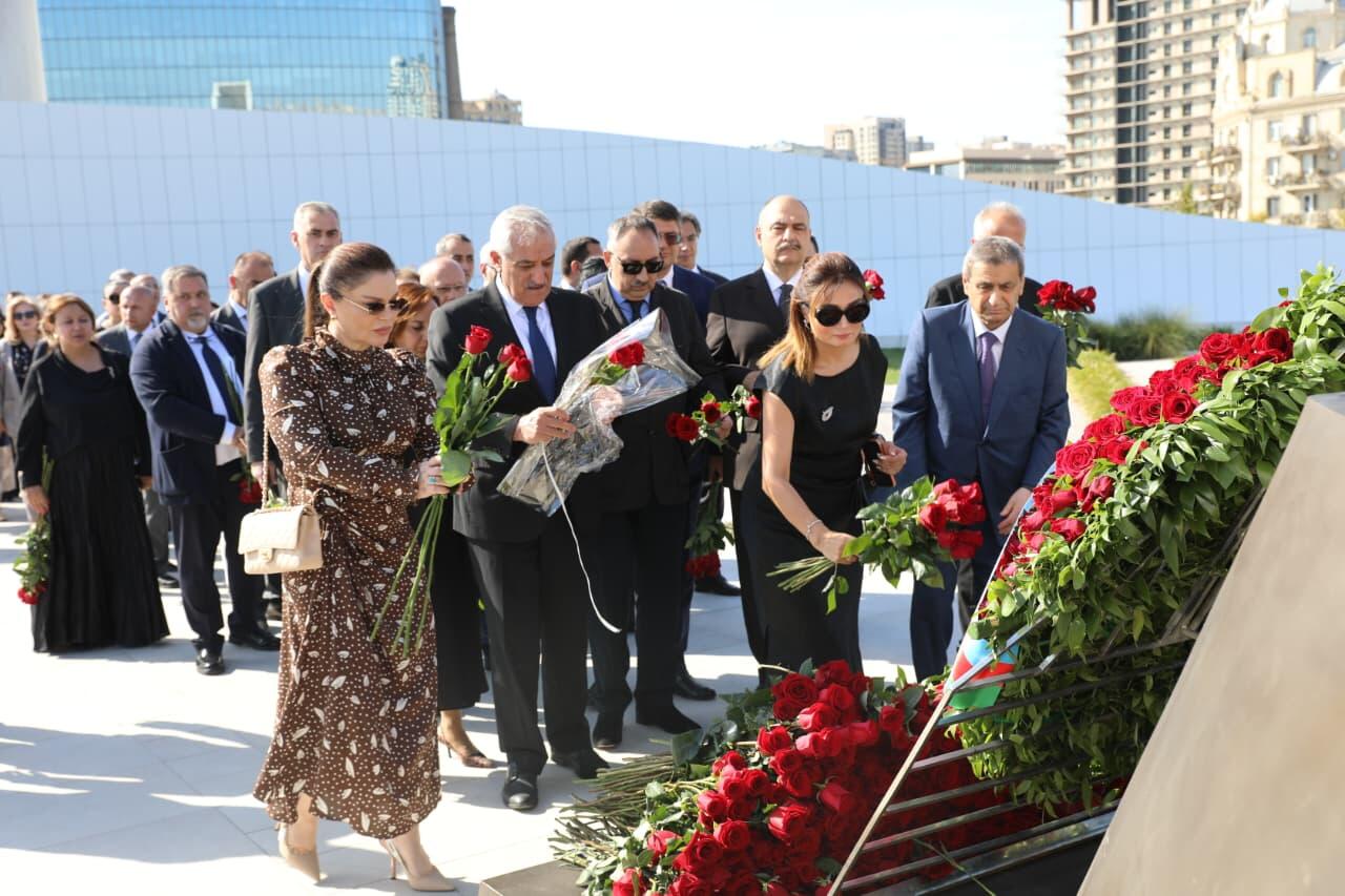 Səhiyyə Nazirliyinin rəhbərliyi və kollektivi Zəfər parkını ziyarət edib