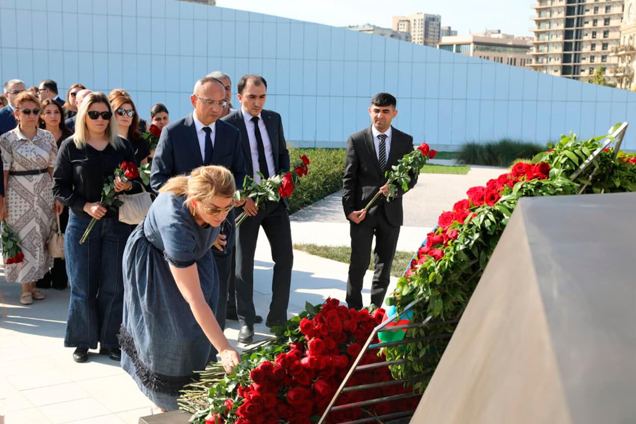 Səhiyyə Nazirliyinin rəhbərliyi və kollektivi Zəfər parkını ziyarət edib