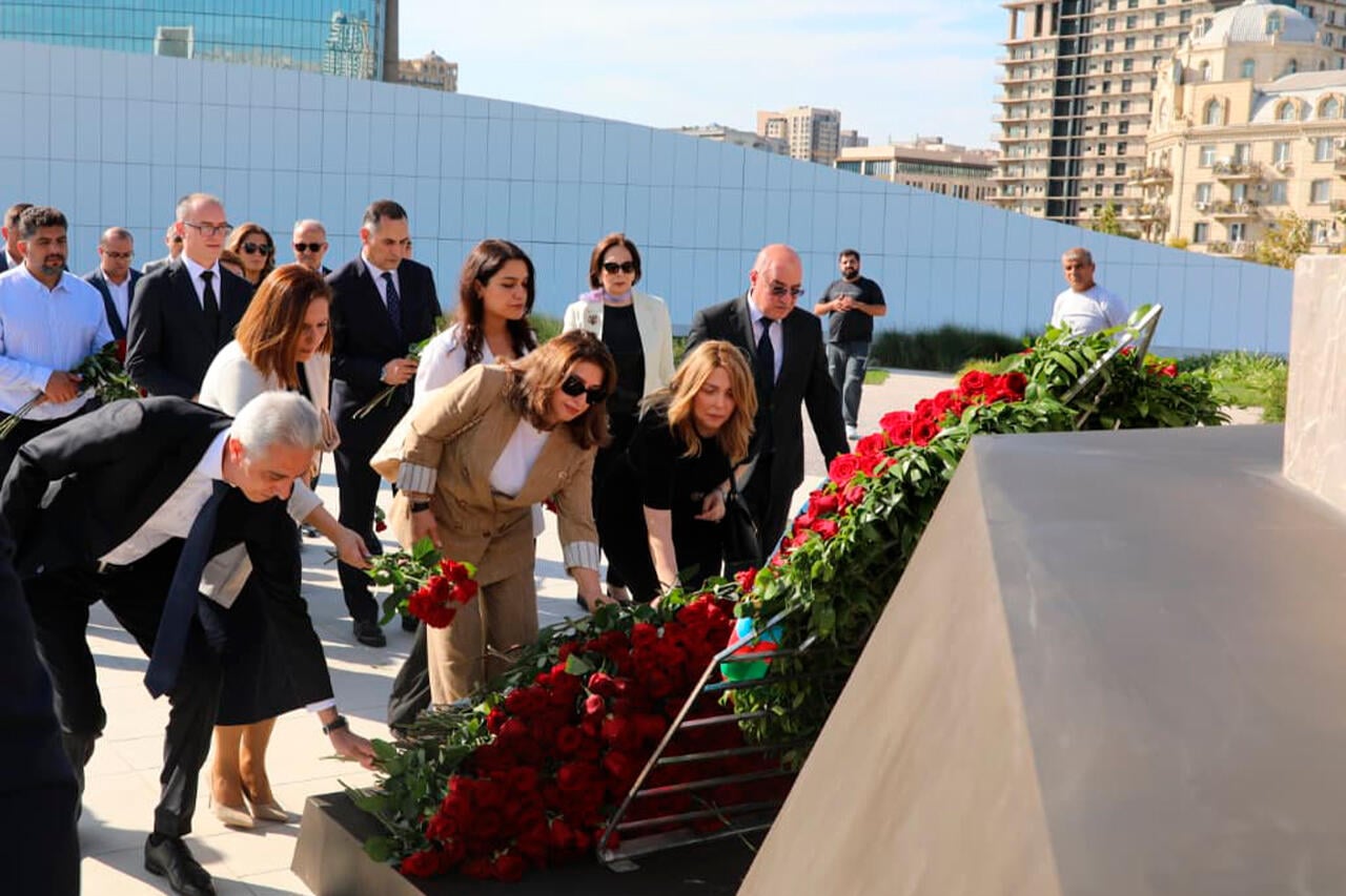 Səhiyyə Nazirliyinin rəhbərliyi və kollektivi Zəfər parkını ziyarət edib