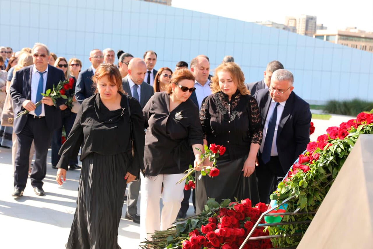 Səhiyyə Nazirliyinin rəhbərliyi və kollektivi Zəfər parkını ziyarət edib