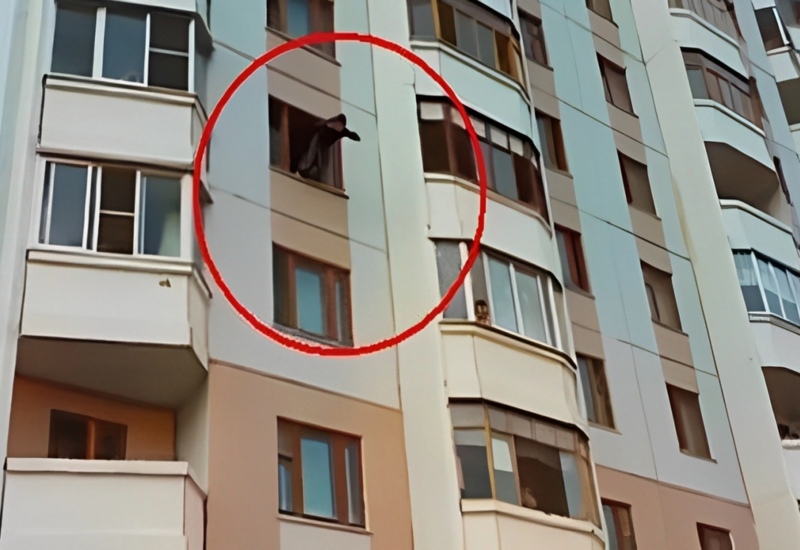 Gənc oğlan binadan yıxılıb öldü