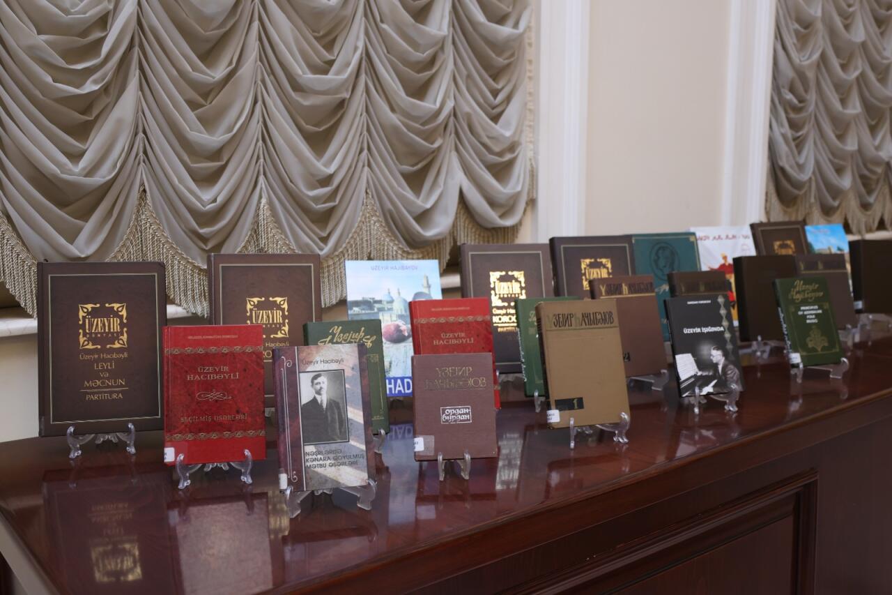 МЕМİМ представил "Жемчужины искусства" в университете "Хазар"