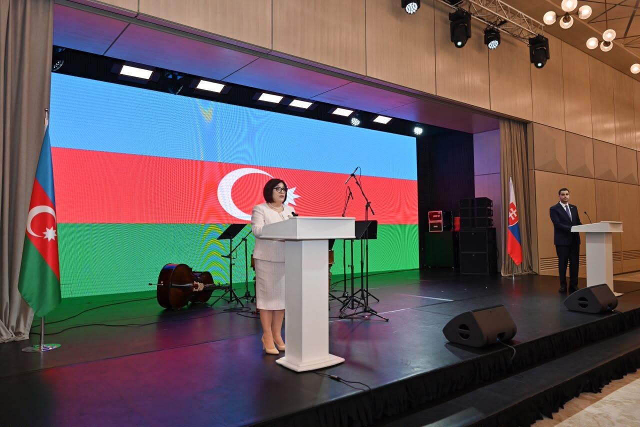 Sahibə Qafarova Bakıda Slovakiya Respublikasının milli bayramı münasibəti ilə keçirilən tədbirdə çıxış edib