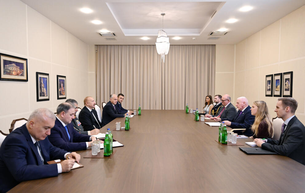 Президент Ильхам Алиев принял государственного министра по вопросам обороны Соединенного Королевства