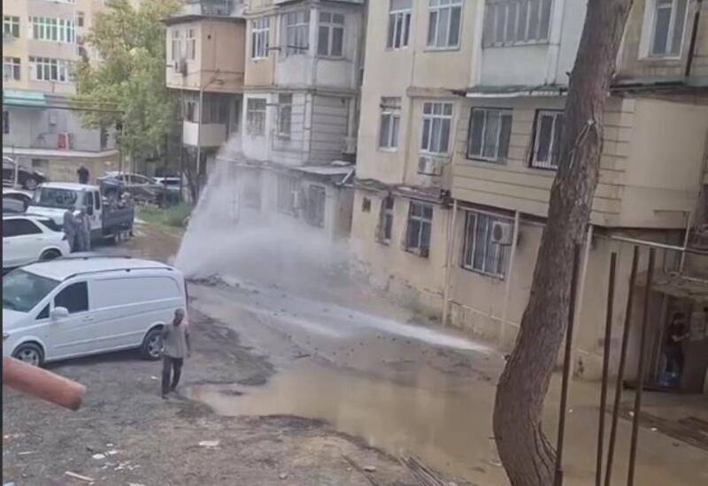 В Баку прорвало водопровод