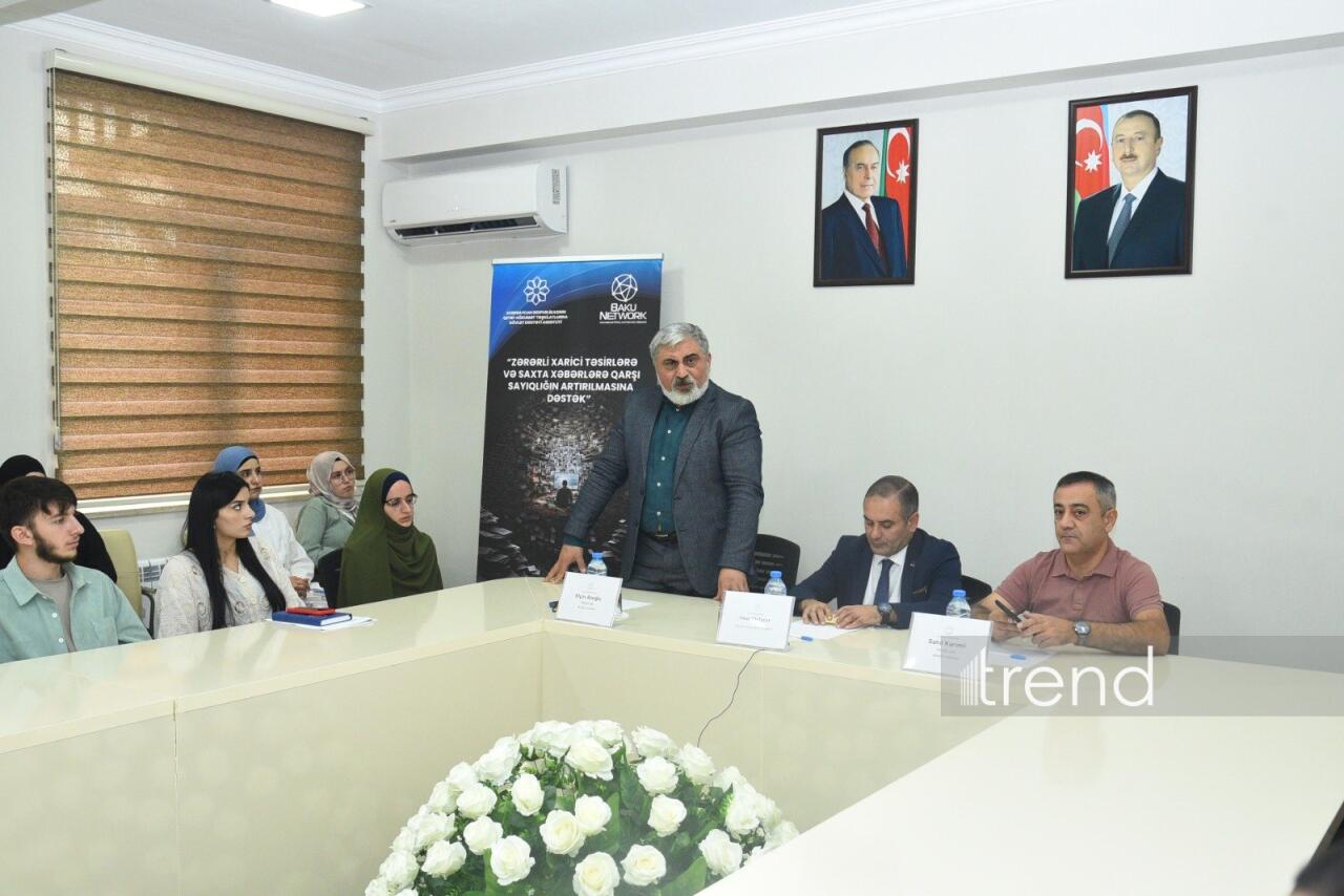 “Zərərli xarici təsirlərə və saxta xəbərlərə qarşı sayıqlığın artırılmasına dəstək” layihəsi çərçivəsində İlahiyyat İnstitutu tələbələri ilə görüş keçirilib
