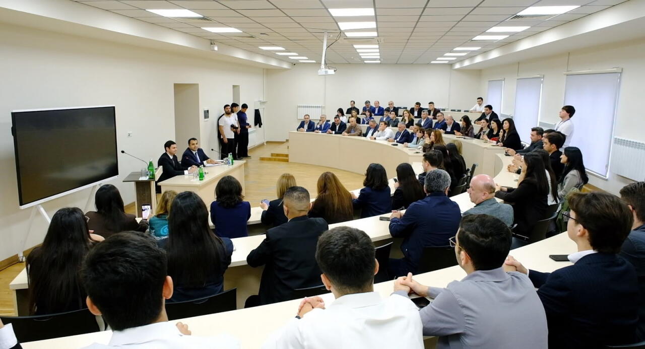 Əlaqələndirmə Qərargahının İdarələrarası Mərkəzinin nəzdindəki İşçi Qrupu Qarabağ Universitetində tələbə və inflüenserlərlə görüşüb