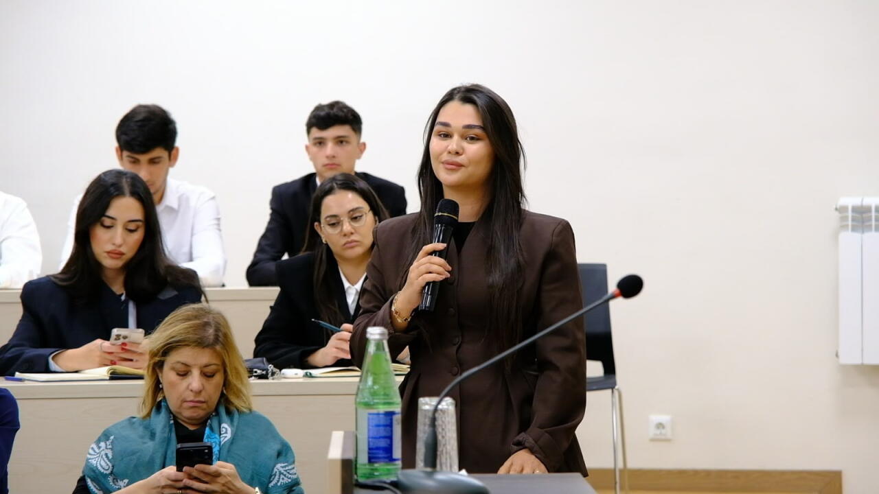 Əlaqələndirmə Qərargahının İdarələrarası Mərkəzinin nəzdindəki İşçi Qrupu Qarabağ Universitetində tələbə və inflüenserlərlə görüşüb