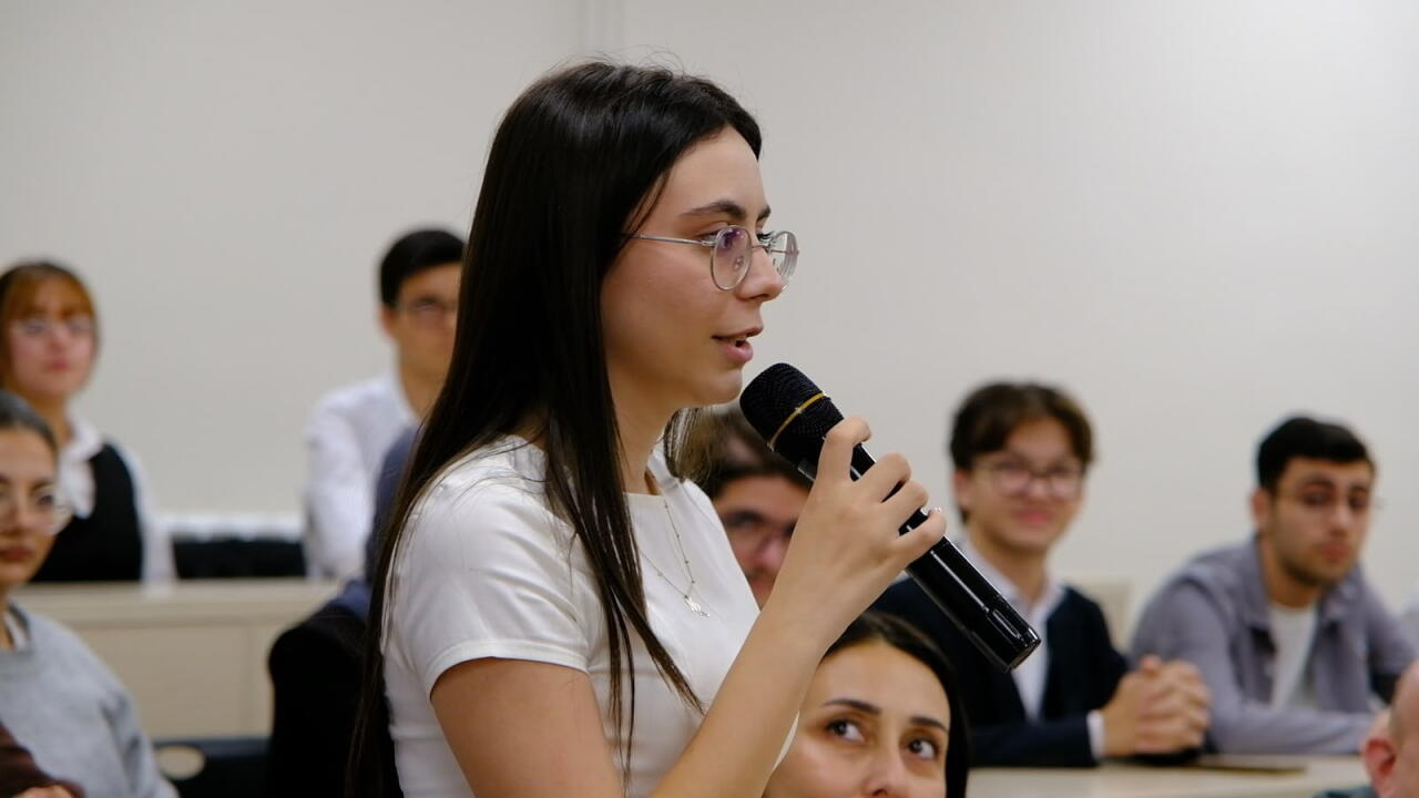 Əlaqələndirmə Qərargahının İdarələrarası Mərkəzinin nəzdindəki İşçi Qrupu Qarabağ Universitetində tələbə və inflüenserlərlə görüşüb