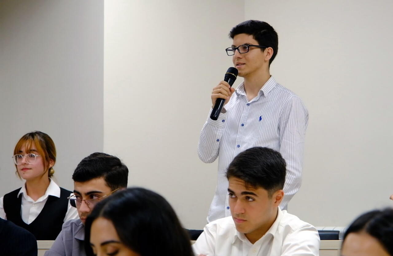 Əlaqələndirmə Qərargahının İdarələrarası Mərkəzinin nəzdindəki İşçi Qrupu Qarabağ Universitetində tələbə və inflüenserlərlə görüşüb