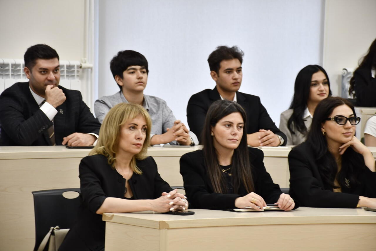 Əlaqələndirmə Qərargahının İdarələrarası Mərkəzinin nəzdindəki İşçi Qrupu Qarabağ Universitetində tələbə və inflüenserlərlə görüşüb