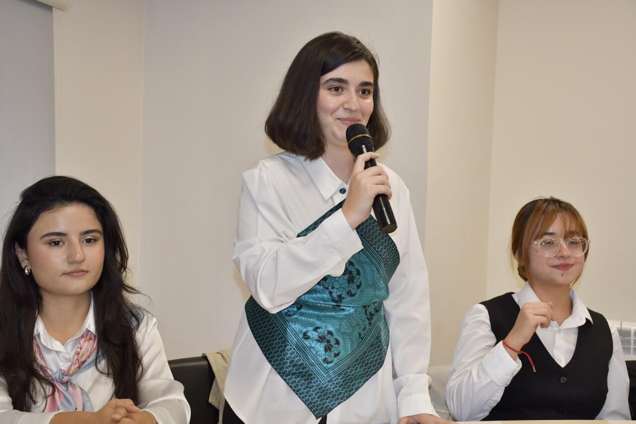 Əlaqələndirmə Qərargahının İdarələrarası Mərkəzinin nəzdindəki İşçi Qrupu Qarabağ Universitetində tələbə və inflüenserlərlə görüşüb