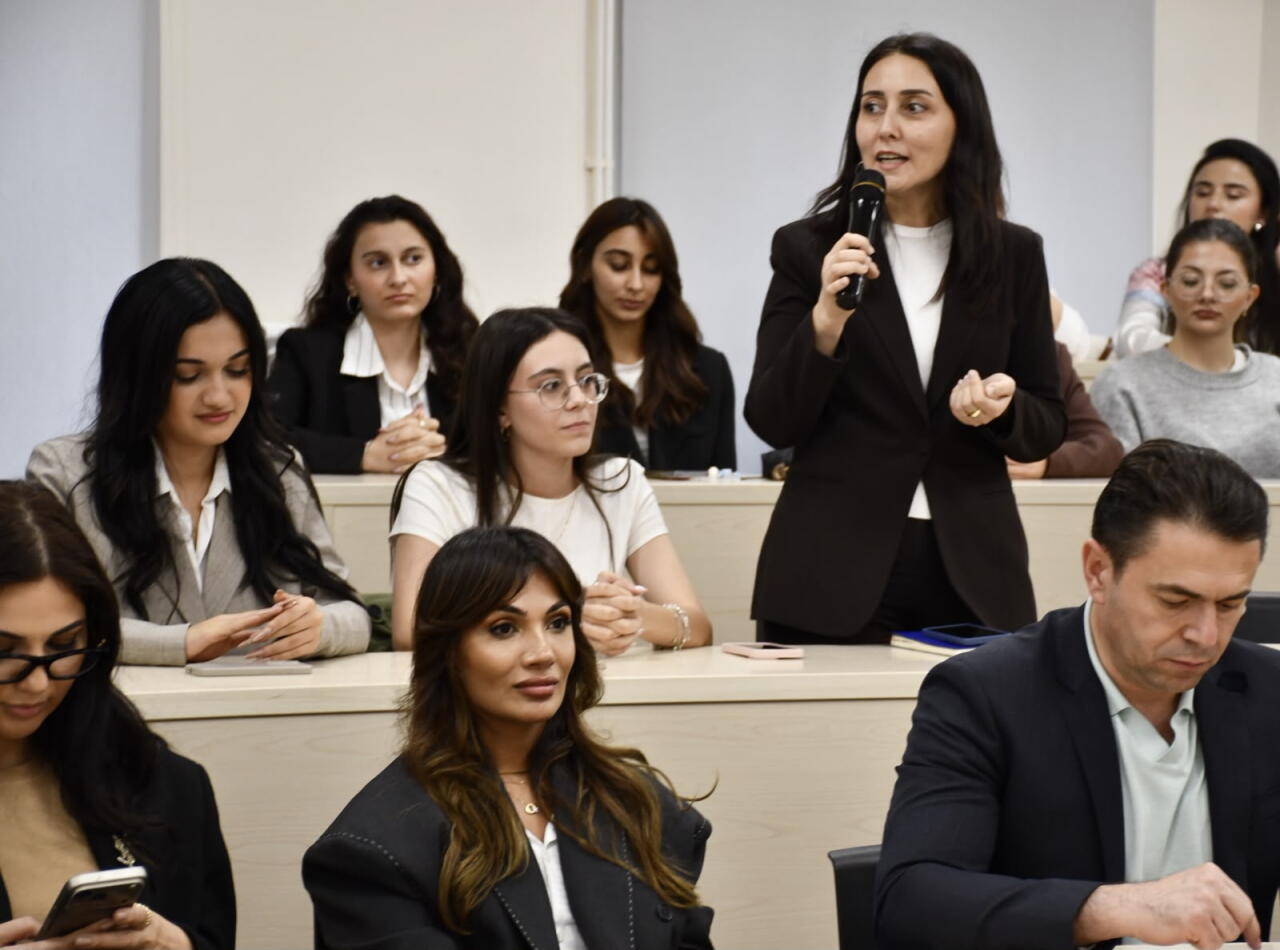 Əlaqələndirmə Qərargahının İdarələrarası Mərkəzinin nəzdindəki İşçi Qrupu Qarabağ Universitetində tələbə və inflüenserlərlə görüşüb