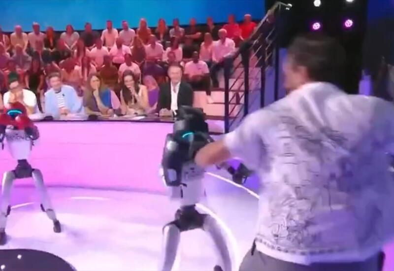 Studiyadakı şəxs robotlarla əlbəyaxa oldu