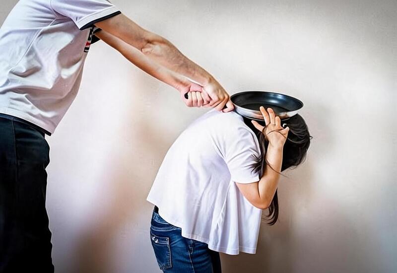 Arvadını tava ilə döydü