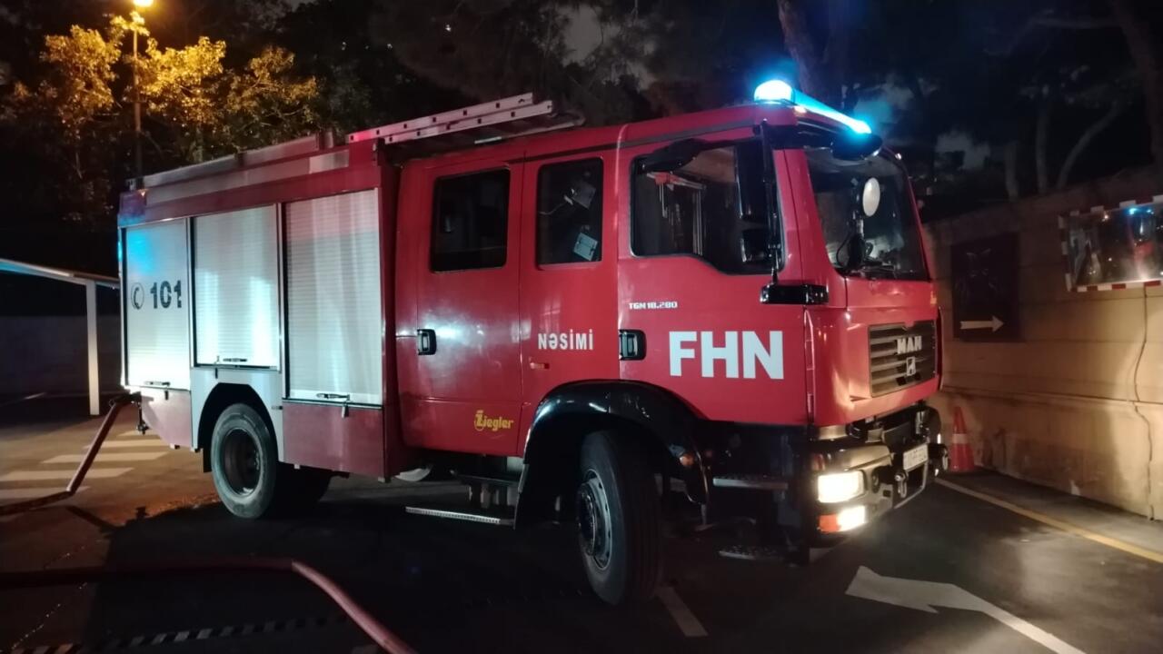 Пожар в многоэтажке в центре Баку