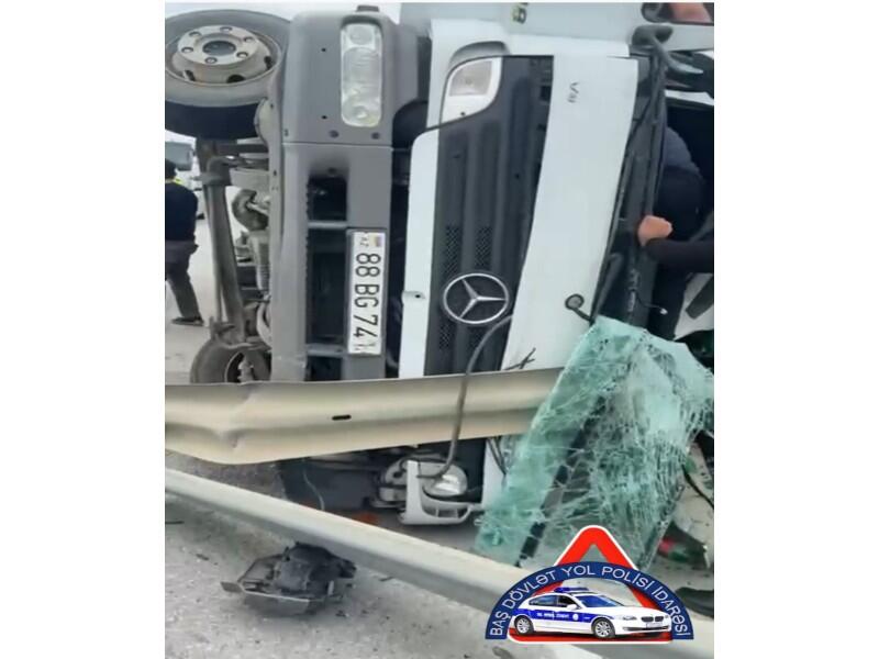 Qaradağda yük avtomobili dəmir arakəsmələrə çırpılıb, 4 nəfər ölüb, 2 nəfər yaralanıb