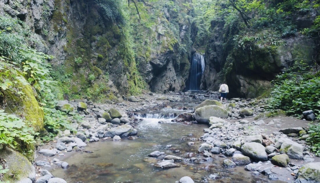 Токиахильский водопад в горах Лерика