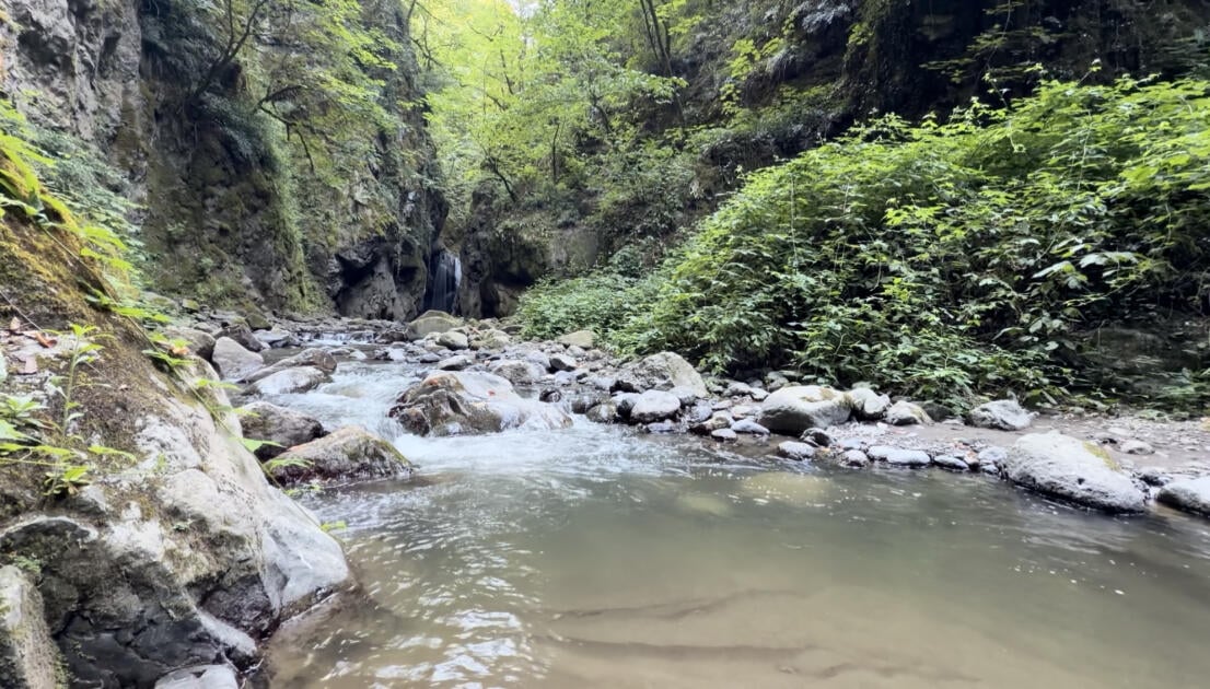 Токиахильский водопад в горах Лерика