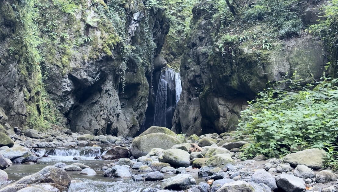 Токиахильский водопад в горах Лерика