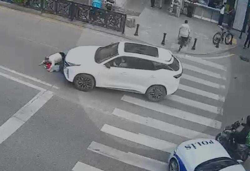 В центре Баку машина сбила бабушку с внуком