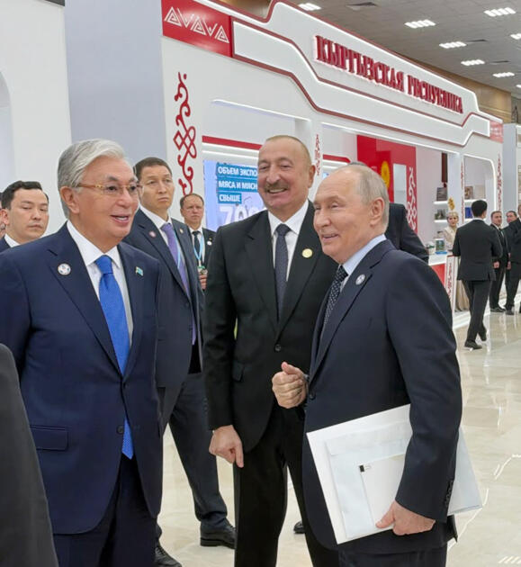 Prezident İlham Əliyev Türkmənbaşıda MDB-nin iştirakçı ölkələrinin milli stendləri ilə tanış olub