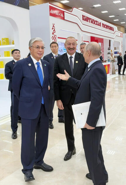 Prezident İlham Əliyev Türkmənbaşıda MDB-nin iştirakçı ölkələrinin milli stendləri ilə tanış olub