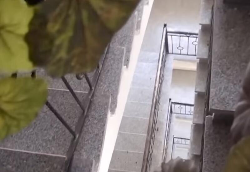 Мужчина умер, упав с лестницы