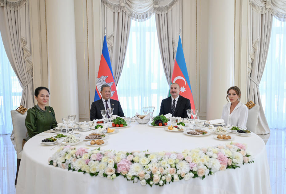 Prezidenti İlham Əliyevin və Birinci xanım Mehriban Əliyevanın adından Kambocanın Baş naziri Hun Manetin və Birinci xanım Piç Çanmoninin şərəfinə rəsmi nahar verilib