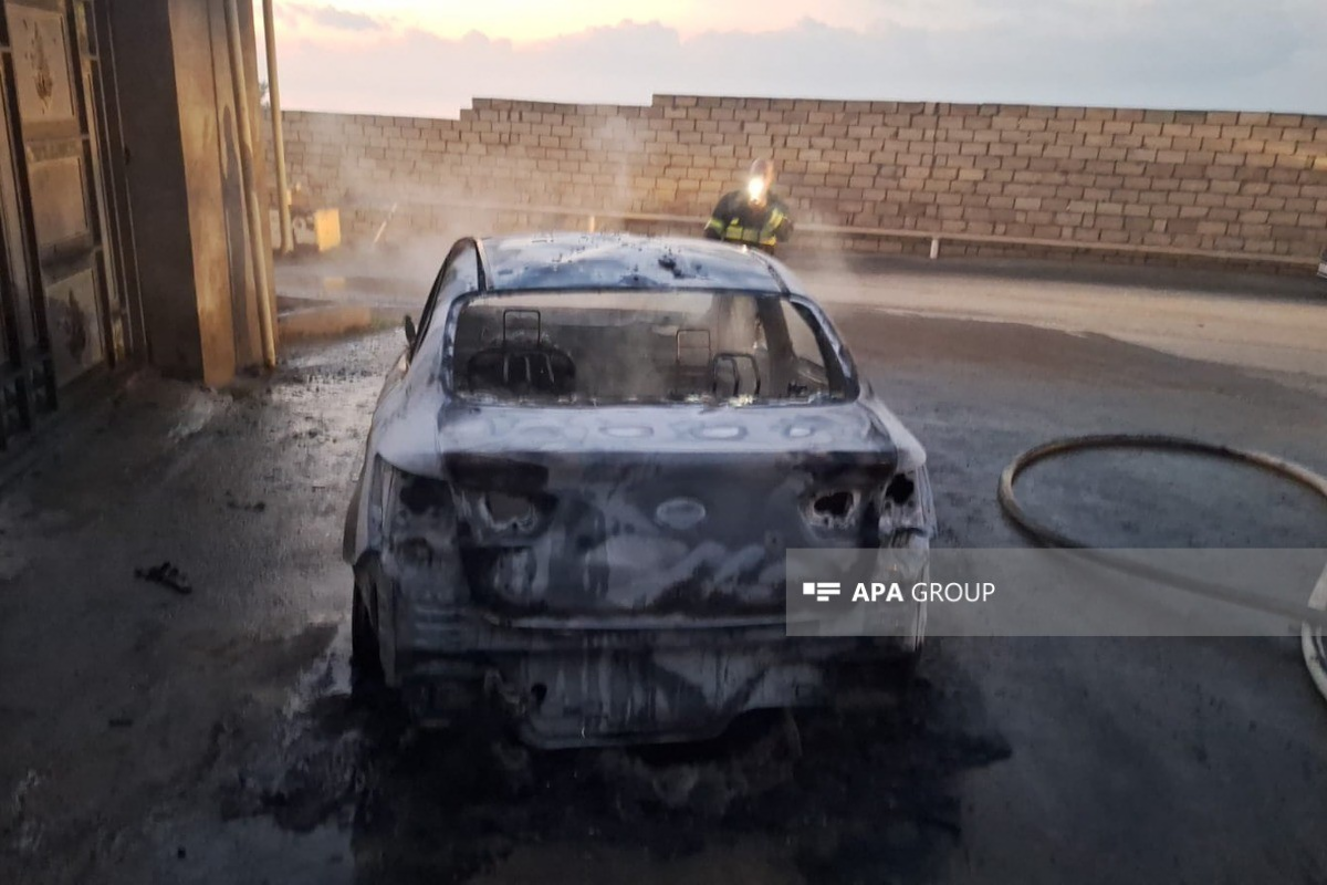 В Баку подожгли автомобиль директора школы