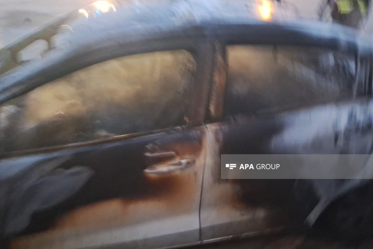 В Баку подожгли автомобиль директора школы