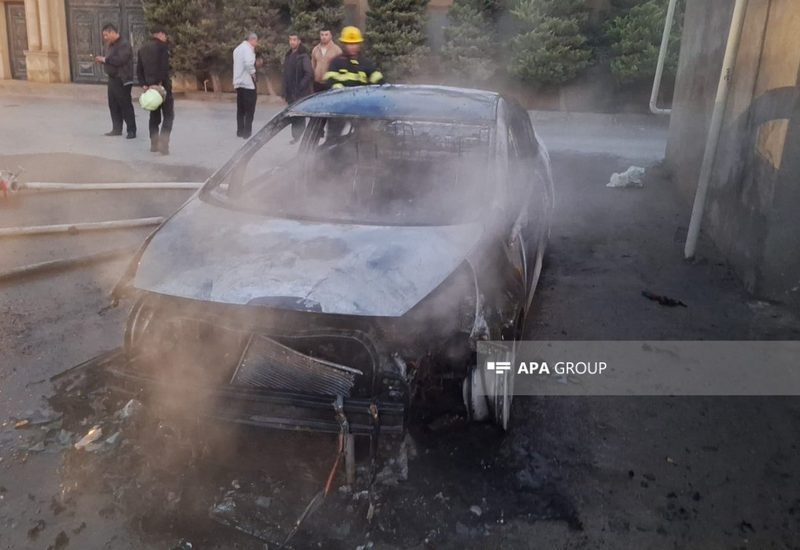 В Баку подожгли автомобиль директора школы