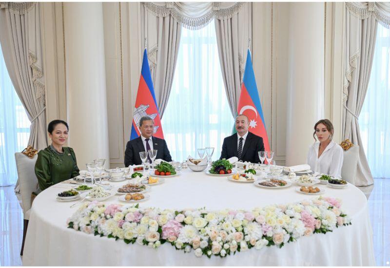 Prezidenti İlham Əliyevin və Birinci xanım Mehriban Əliyevanın adından Kambocanın Baş naziri Hun Manetin və Birinci xanım Piç Çanmoninin şərəfinə rəsmi nahar verilib