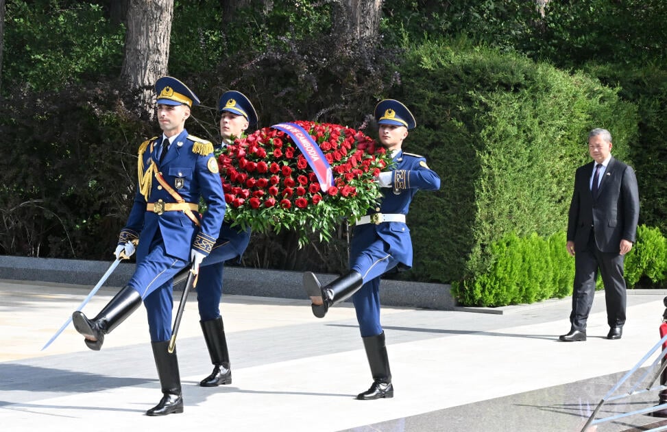 Премьер-министр Камбоджи посетил могилу Общенационального лидера Гейдара Алиева