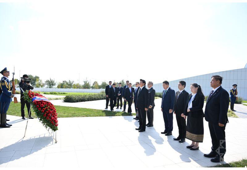 Laos Prezidenti Zəfər parkını ziyarət edib