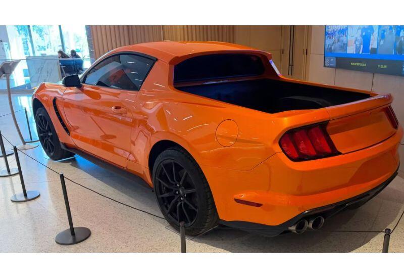 Ford показал Mustang с кузовом пикап