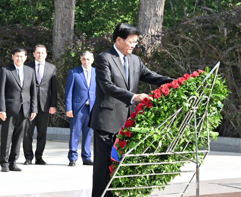Laos Prezidenti Fəxri xiyabanı ziyarət edib