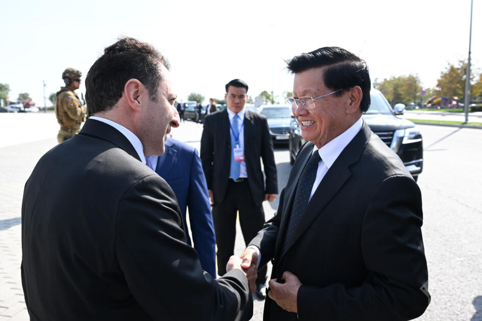 Laos Prezidenti Zəfər parkını ziyarət edib