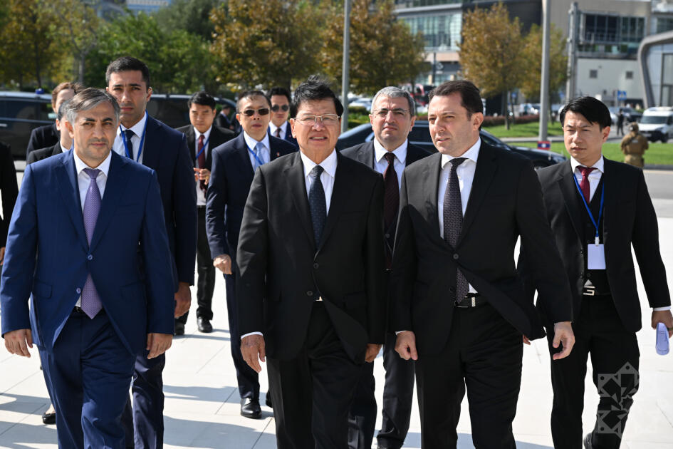 Laos Prezidenti Zəfər parkını ziyarət edib