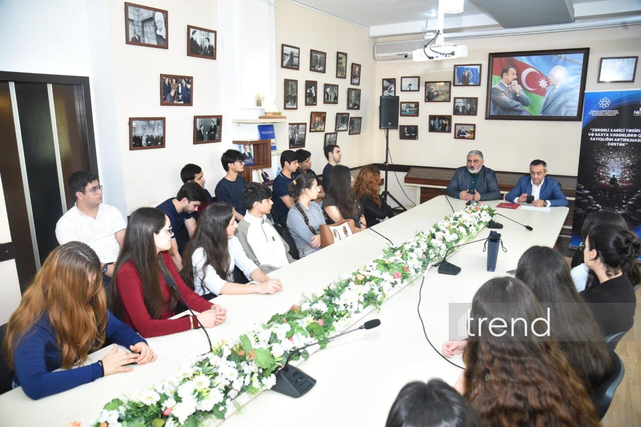 “Zərərli xarici təsirlərə və saxta xəbərlərə qarşı sayıqlığın artırılmasına dəstək” layihəsi çərçivəsində Dillər Universitetinin tələbələri ilə görüş keçirilib