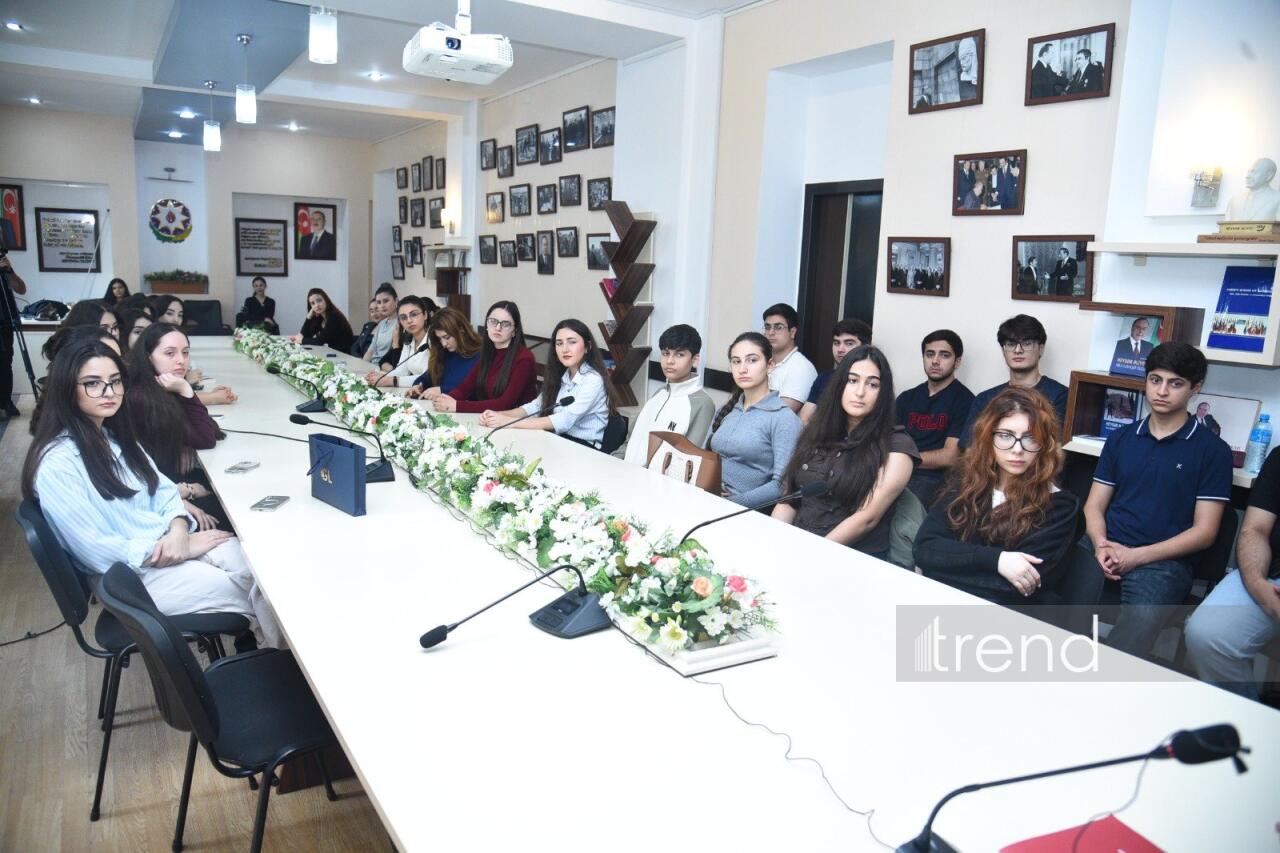 “Zərərli xarici təsirlərə və saxta xəbərlərə qarşı sayıqlığın artırılmasına dəstək” layihəsi çərçivəsində Dillər Universitetinin tələbələri ilə görüş keçirilib