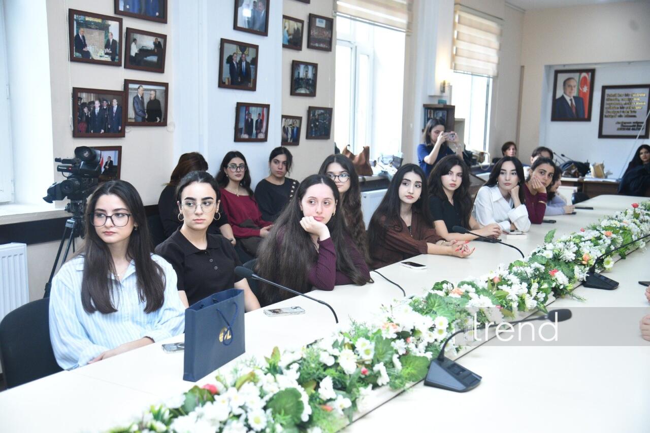“Zərərli xarici təsirlərə və saxta xəbərlərə qarşı sayıqlığın artırılmasına dəstək” layihəsi çərçivəsində Dillər Universitetinin tələbələri ilə görüş keçirilib